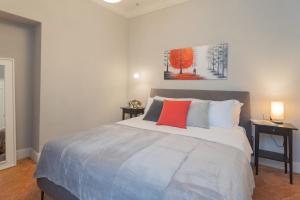Letto o letti in una camera di Torno Design Apartment by Rent All Como