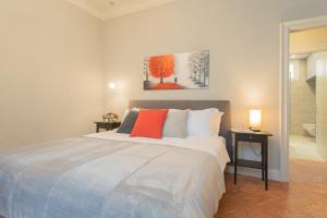 Letto o letti in una camera di Torno Design Apartment by Rent All Como