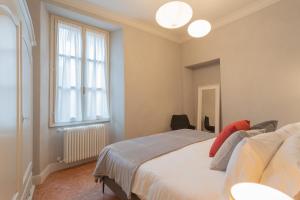 Letto o letti in una camera di Torno Design Apartment by Rent All Como