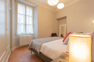 Letto o letti in una camera di Torno Design Apartment by Rent All Como