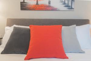 Letto o letti in una camera di Torno Design Apartment by Rent All Como