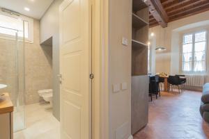 bagno con porta che conduce a una camera di Torno Design Apartment by Rent All Como a Torno
