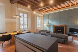 un soggiorno con tavolo e camino di Torno Design Apartment by Rent All Como a Torno