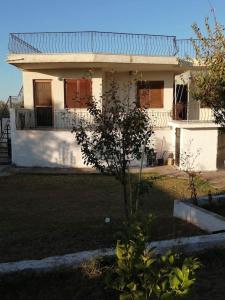a small tree in front of a white house at Cozy Rodas House 2 in Politika