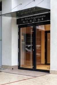 uma entrada para um edifício com uma porta de vidro em Skylark Central Aparthotel em Braşov