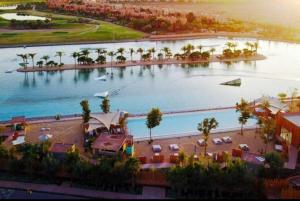 eine Luftansicht auf einen großen Pool mit Palmen in der Unterkunft Pavillon Luxury in Marrakesch