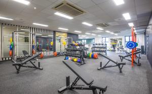 einen Fitnessraum mit mehreren Laufbändern und Maschinen in der Unterkunft Bloomfield House Hotel, Leisure Club & Spa in Mullingar