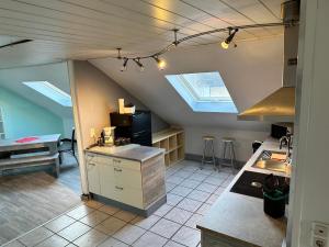 Kuchnia na poddaszu ze zlewem i kuchenką w obiekcie Monteurwohnung - FerienWohnung nähe Limburg an der Lahn w mieście Flacht