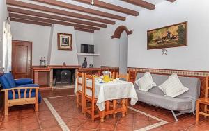 uma sala de estar com uma mesa e um sofá em Finca El Abuelo em Lepe