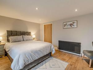 um quarto com uma cama, uma secretária e uma cadeira em 4 Bed in Fleetwood 91701 em Fleetwood