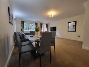 a dining room with a table and chairs at Rare Contemporary 5 Bed London Home 7min - Station in Surbiton