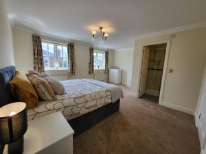 een slaapkamer met een groot bed in een kamer bij Rare Contemporary 5 Bed London Home 7min - Station in Surbiton