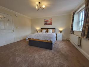 1 dormitorio con cama y ventana en Rare Contemporary 5 Bed London Home 7min - Station, en Surbiton