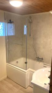 y baño con ducha, bañera y lavamanos. en Familie Meys Chalets - Chalet 236 - La Boverie en Rendeux