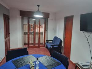 sala de estar con mesa azul y silla en Espacio Belgrano departamento centrico en Salta