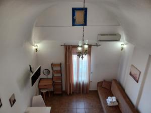 uma sala de estar com um sofá e uma mesa em Sigal Villa em Akrotírion
