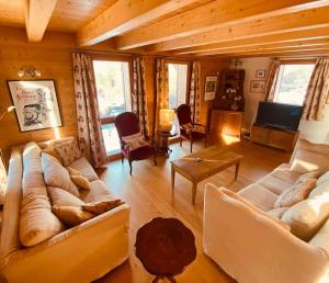 Seytroux的住宿－Chalet La Grange，客厅配有白色沙发和电视