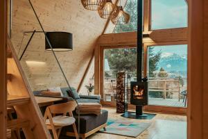 a living room with a fireplace in a log cabin at Strajerii Verzi in Braşov