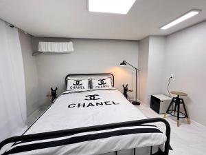 uma cama num quarto com escrita chinesa em Pet Friendly 305 em Suncheon