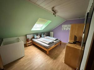 sypialnia z łóżkiem i świetlikiem w obiekcie Monteurwohnung - FerienWohnung nähe Limburg an der Lahn w mieście Flacht