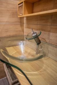 un robinet d'eau qui en sort dans l'établissement Kelemen Apartment, à Szeged