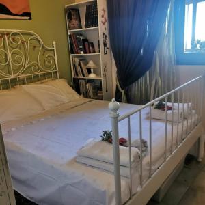 Ένα ή περισσότερα κρεβάτια σε δωμάτιο στο Dionysias House With A Sea View Veranda +22 φωτογραφίες