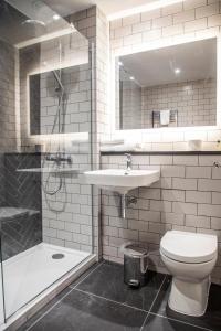 uma casa de banho com um WC, um lavatório e um chuveiro em Bridgewood Manor Hotel & Spa em Chatham