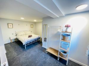 Dormitorio pequeño con cama y estante en 10 Bromleys Court, en Church Stretton