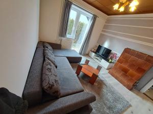 una sala de estar con un sofá y una mesa en Apartma Aory, en Bled