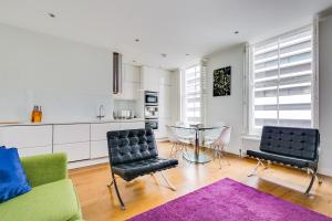 倫敦的住宿－Welcome London - Drury Lane，客厅配有沙发、椅子和桌子