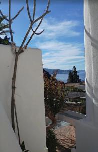 una pared blanca con vistas al agua en Villetta Costanza, Salina Isole Eolie, en Rinella