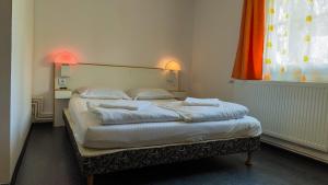 een slaapkamer met een bed met 2 kussens erop bij Popas Turistic Padis in Padis