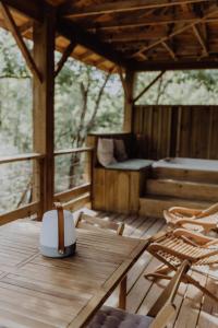 mesa de madera con ordenador en una terraza de madera en Côte & Lodge en Talais