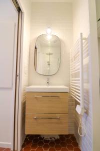 a bathroom with a sink and a mirror at Appartement cosy balcon Hypercentre in Manosque