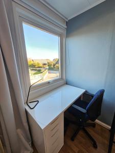un bureau avec une fenêtre, un bureau et une chaise dans l'établissement Part of a luxury villa with private facilities, à Åkarp