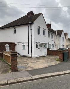 un grupo de casas blancas con entrada en Cold Harbour Entire 3 Bed House - Free Parking, en Croydon