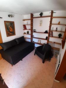 Meraki Classic في فيلا كارلوس باز: غرفة معيشة مع سرير ودرج