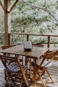 a wooden table and chairs on a porch at Côte & Lodge in Talais