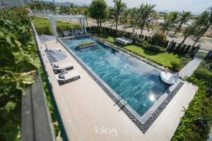 einen Blick über den Pool in einem Resort in der Unterkunft Tahagi Villa Tuan Chau Ha Long in Hạ Long