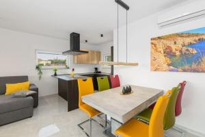 een keuken en een woonkamer met een tafel en stoelen bij Villa Impression by Istrialux in Ližnjan