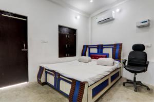 1 dormitorio pequeño con 1 cama y 1 silla en OYO The Hotal Vishnu, en Bettiah