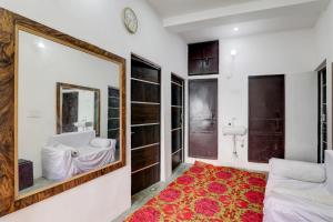 1 dormitorio con espejo y 1 cama en OYO The Hotal Vishnu, en Bettiah