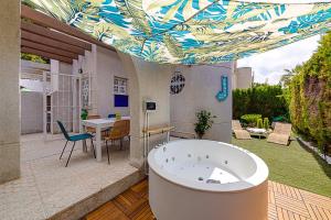 Gallery image of Elegant Bungalow with Jacuzzi Villa Loi Charls in Torrevieja in Torrevieja