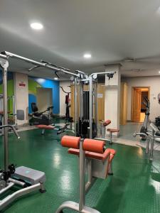 un gimnasio con varias cintas de correr y máquinas de ejercicio en LA CANTUEÑA, en Madrid