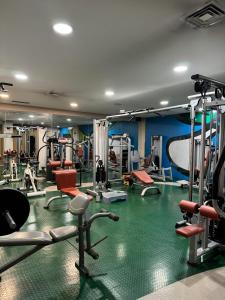 un gimnasio con varias cintas de correr y máquinas en LA CANTUEÑA, en Madrid