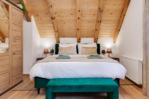 sypialnia z dużym łóżkiem i drewnianym sufitem w obiekcie Villa Falcons Nest w mieście Gračac