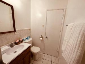 La salle de bains est pourvue d'une douche, de toilettes et d'un lavabo. dans l'établissement Casa Maple - 3BR - Big Yard with Grill, à La Puente