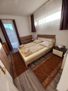 an overhead view of a bedroom with a bed at Aquatherma Apartman in Sárospatak