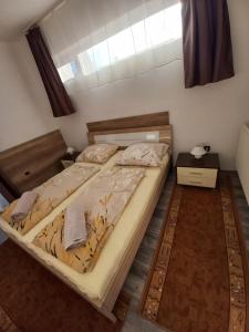 Posteľ alebo postele v izbe v ubytovaní Aquatherma Apartman