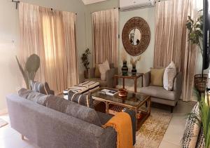 Jamnick Vacation Rentals - Richmond, St Ann, Jamaica في أوتشو ريوس: غرفة معيشة مع أريكة وطاولة